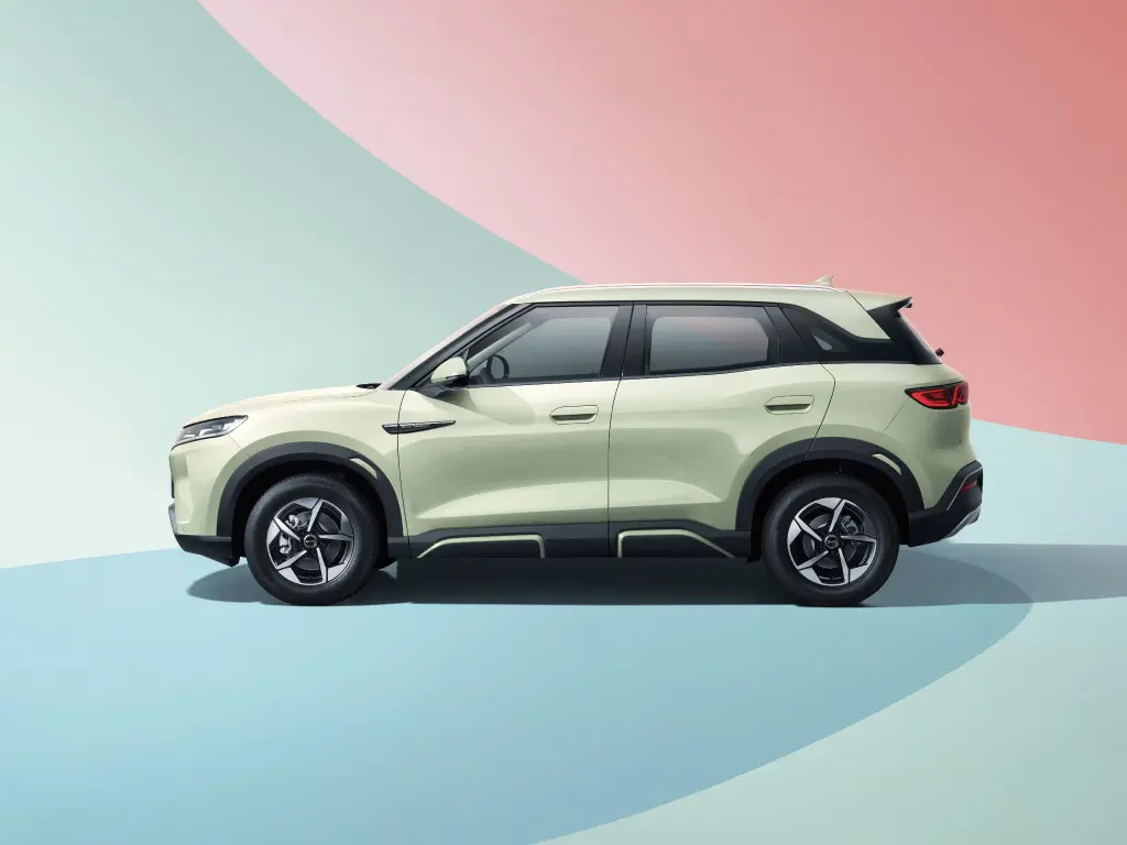 BYD Atto 2 — nhìn ngang thân xe, màu Breeze Green
