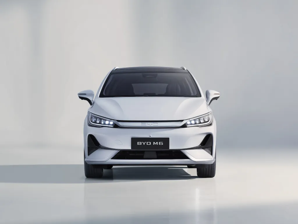 BYD M6 nhìn ngang thân xe