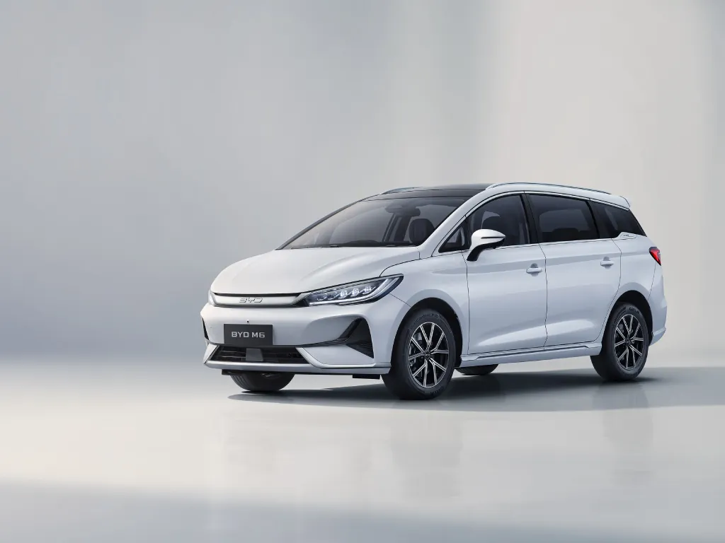 BYD M6 nhìn chếch trước