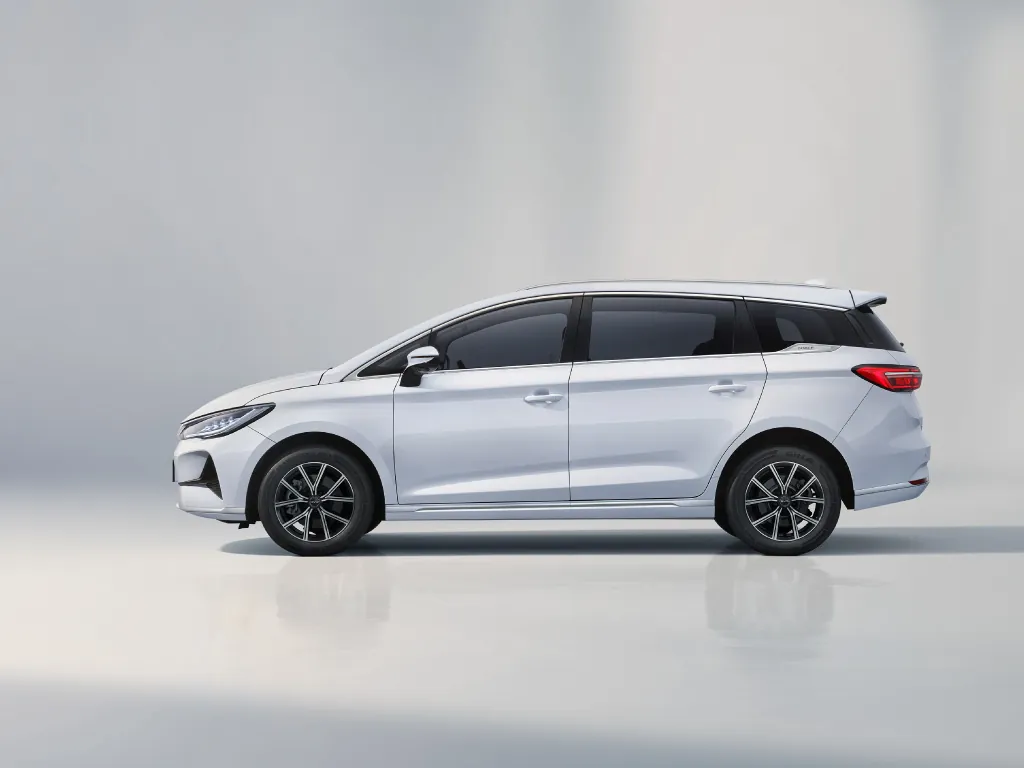 BYD M6 nhìn từ trước
