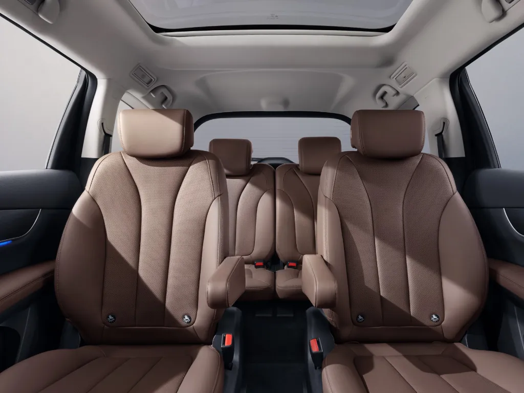 Hàng ghế thứ hai BYD M6